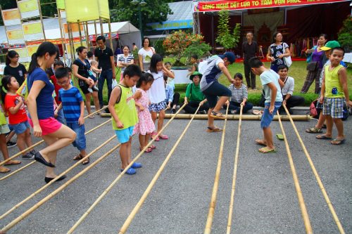 Các em nhỏ thích thú tham gia các trò chơi tại Liên hoan Du lịch Làng nghề truyền thống Hà Nội - Việt Nam 2016